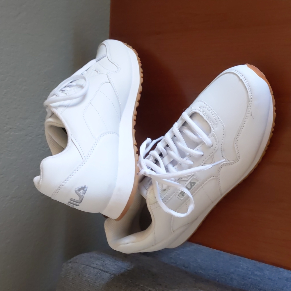 NWOT Fila sneakers size 9.5 mens